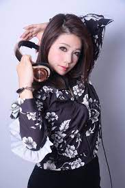DJHITOMI
2011年より関西のCLUBでDJデビューをする。
都内大型メジャークラブに多数出演!
メインフロアやゲスト出演も豊富
音楽ジャンルに
特化したコアなパーティーからも
出演依頼が多数あり、
どのジャンルどのパーティーにも
対応出来るDJとして定評がある。
様々なイベントを企画主催するDJグループSPARKLE代表イベントプロデューサー